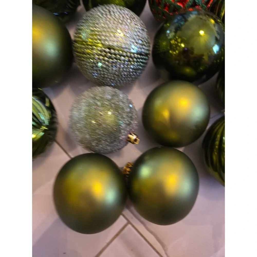 HOLIDAY TIME 18‎ SHATTERPROOF HANGING ORNAMENTS ROUND BALLS Green